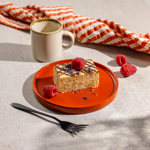 Ciasto śmietanowe z amarantusem ekspandowanym na ciasteczkowym spodzie