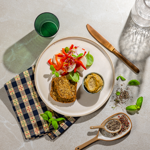Koperkowa pasta z tuńczyka i serka z pieczywem razowym