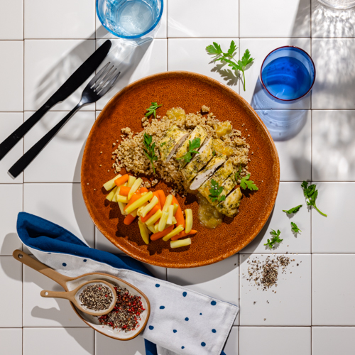 Kurczak w sosie rozmarynowym z komosą ryżową, marchewką i fasolką szparagową