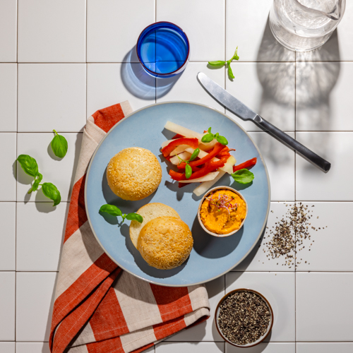 Pasta z ricotty i pieczonej marchewki z bułeczką z ziarnami 