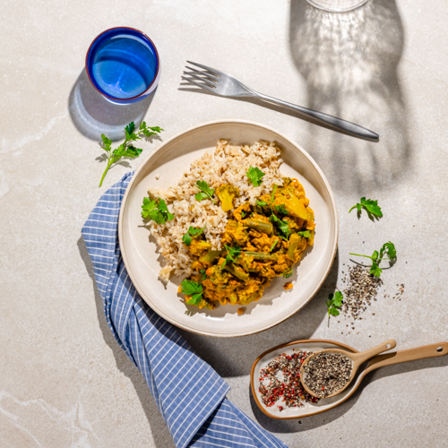 Wegetariańskie curry z czerwoną soczewicą i ziołowym ryżem jaśminowym