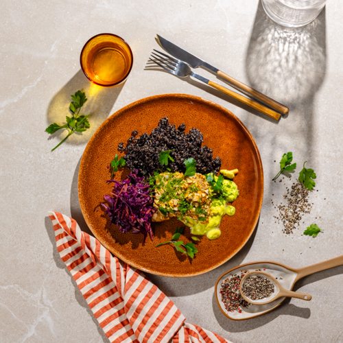 Dorsz w płatkach owsianych z czarną komosą ryżową i surówką z marchewki (może zawierać ości)