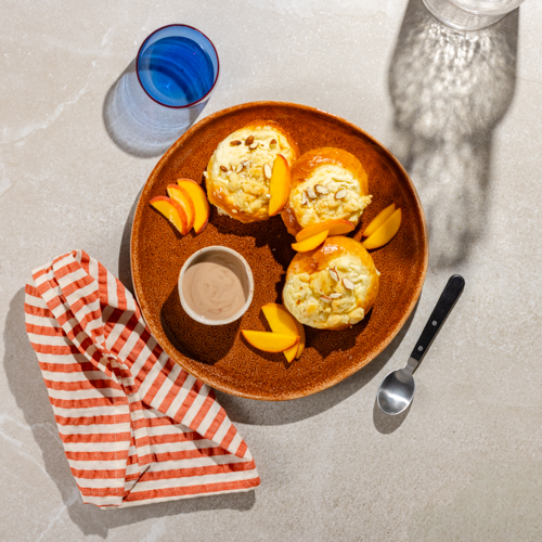 Drożdżówki z twarogiem i kruszonką z kawowym jogurtem 