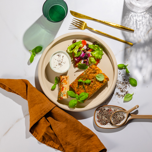 Frittata z batatem, sosem aioli i sałatką