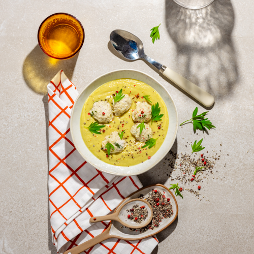 Indyjski krem z kalafiora z pulpecikami drobiowymi