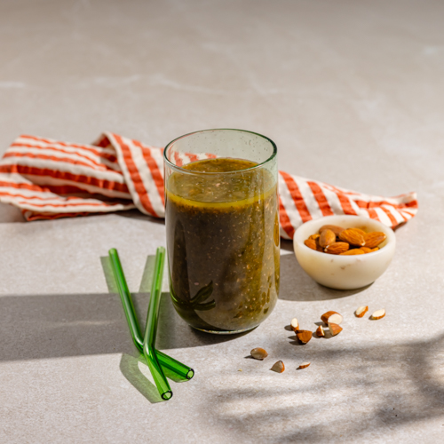 Koktajl truskawkowy ze szpinakiem i mango