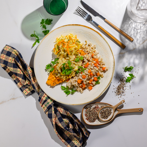 Kurczak zapiekany z oliwkami i mozzarellą z kaszą pęczak i surówką