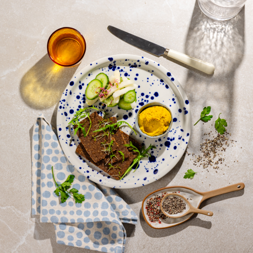 Limonkowy hummus z chili z pumperniklem i świeżymi warzywami