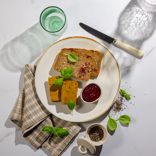 Pasztet drobiowy z pieczywem żytnim i konfiturą żurawinową z jarzębiną