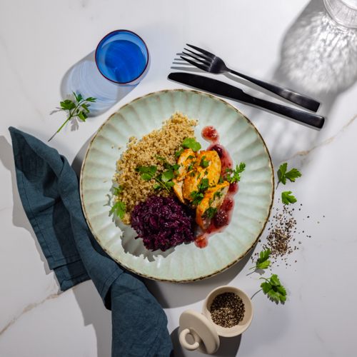 Pieczona pierś z kurczaka w sosie żurawinowym z kaszą bulgur i surówką Colesław