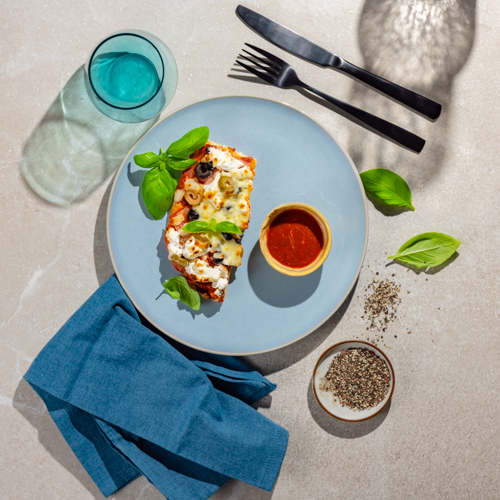 Pizza z pomidorami, serem kozim i oliwkami