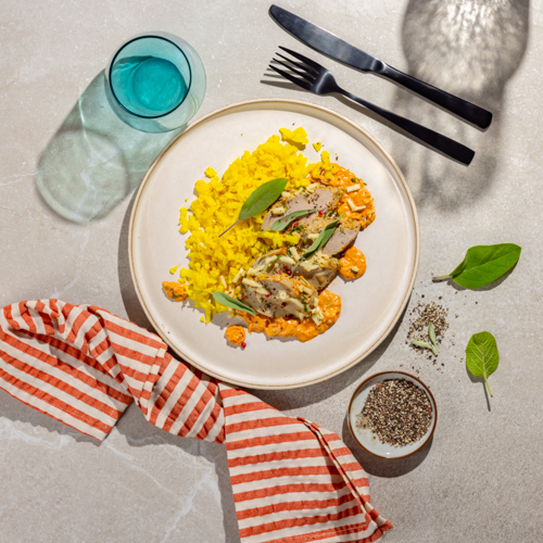 Polędwiczka wieprzowa z paprykowym sosem z mascarpone i ryżem kalafiorowym