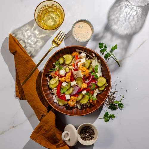 Sałatka a'la gyros z kurczakiem, ogórkiem, papryką i ziołowym sosem