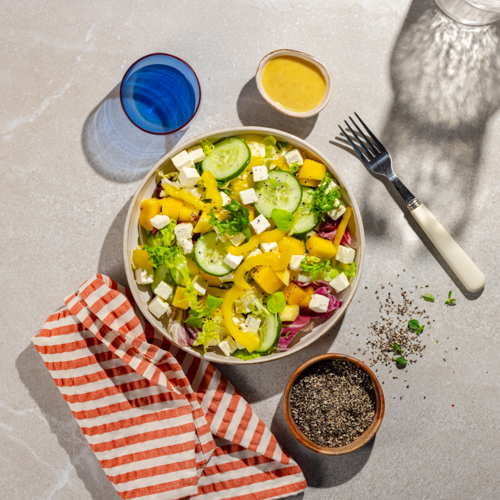 Sałatka z grillowanym ananasem, papryką, fetą i sosem sezamowym